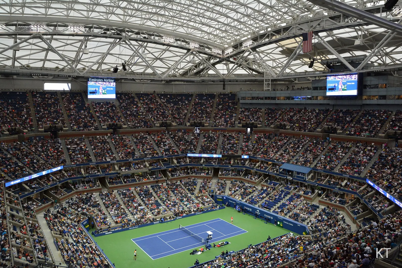 Pista Arthur Ashe del US Open con el techo retráctil cerrado y las gradas llenas durante un partido